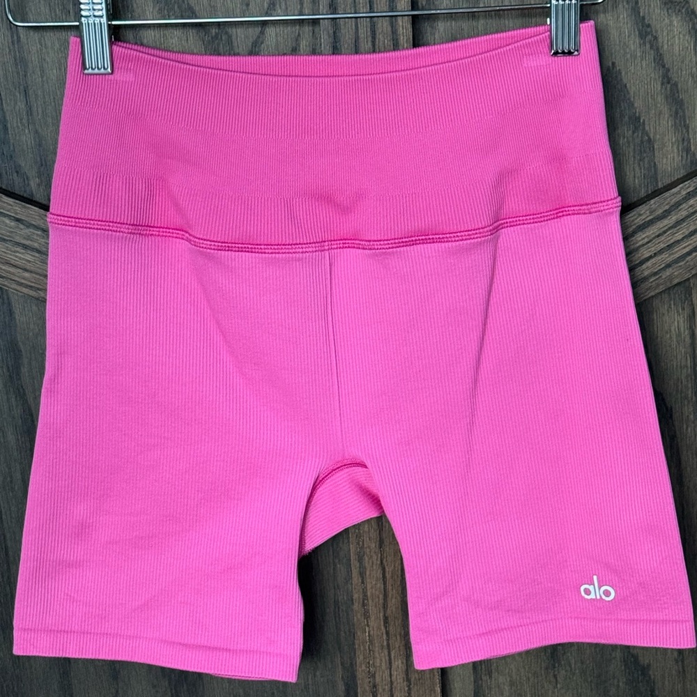 NWOT 💕 ALO Yoga Women's Ribbed Limited Edition Pink Shorts
